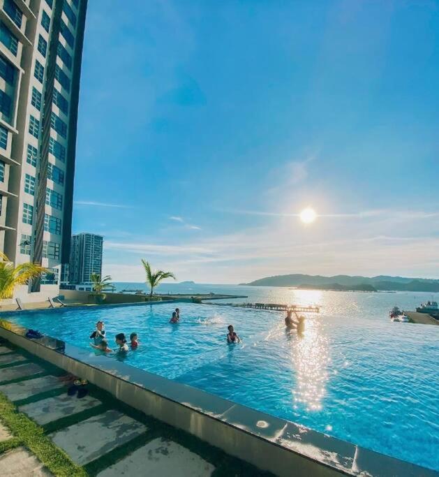 Sea&Pool View Stunning Homestay, Wifi, Netflix Near Malls, Jetty, Convenient Stores Kota Kinabalu Buitenkant foto